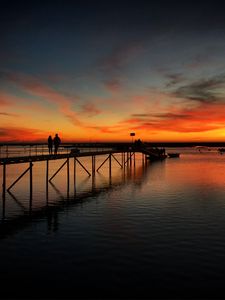 Превью обои причал, пара, силуэты, море, вечер