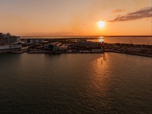 Превью обои пристань, море, горизонт, закат