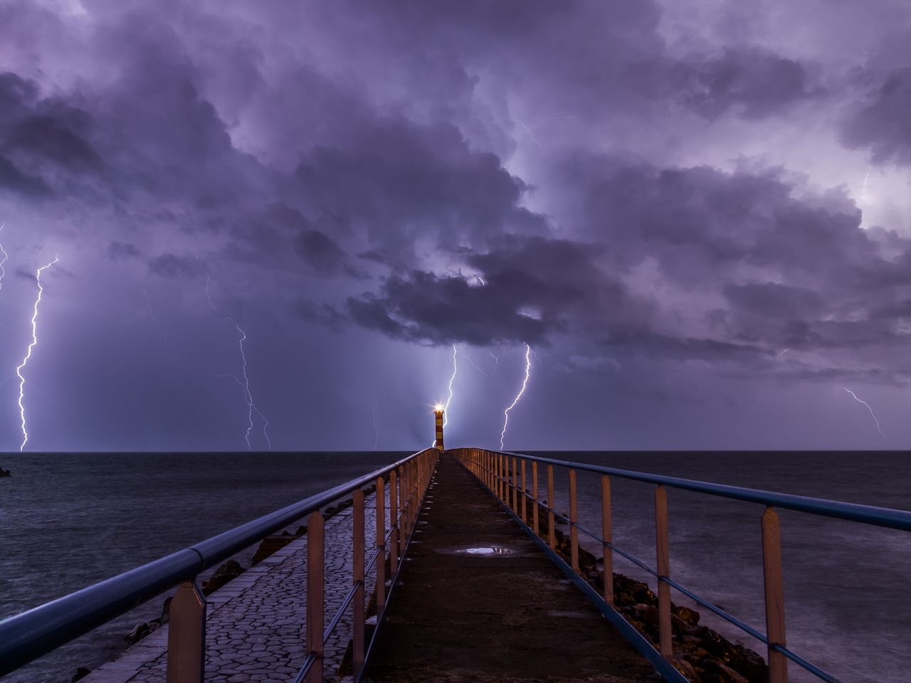 Молния 6 букв. Молния над морем. Море шторм гроза. Гроза фото. Гроза над морем обои.