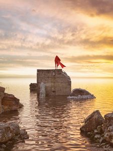 Превью обои призрак, человек, плащ, руины, море, сумерки