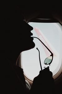 Превью обои профиль, иллюминатор, очки, темный