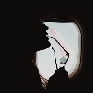 Превью обои профиль, иллюминатор, очки, темный