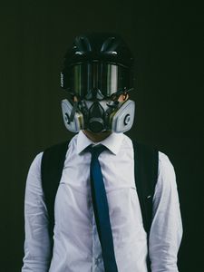 Превью обои противогаз, маска, человек, шлем, респиратор
