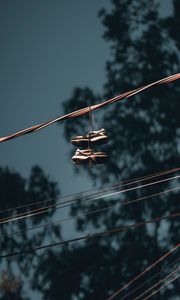 Превью обои провода, кроссовки, обувь, кабель