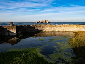 Превью обои пруд, вода, бетон, море, скалы