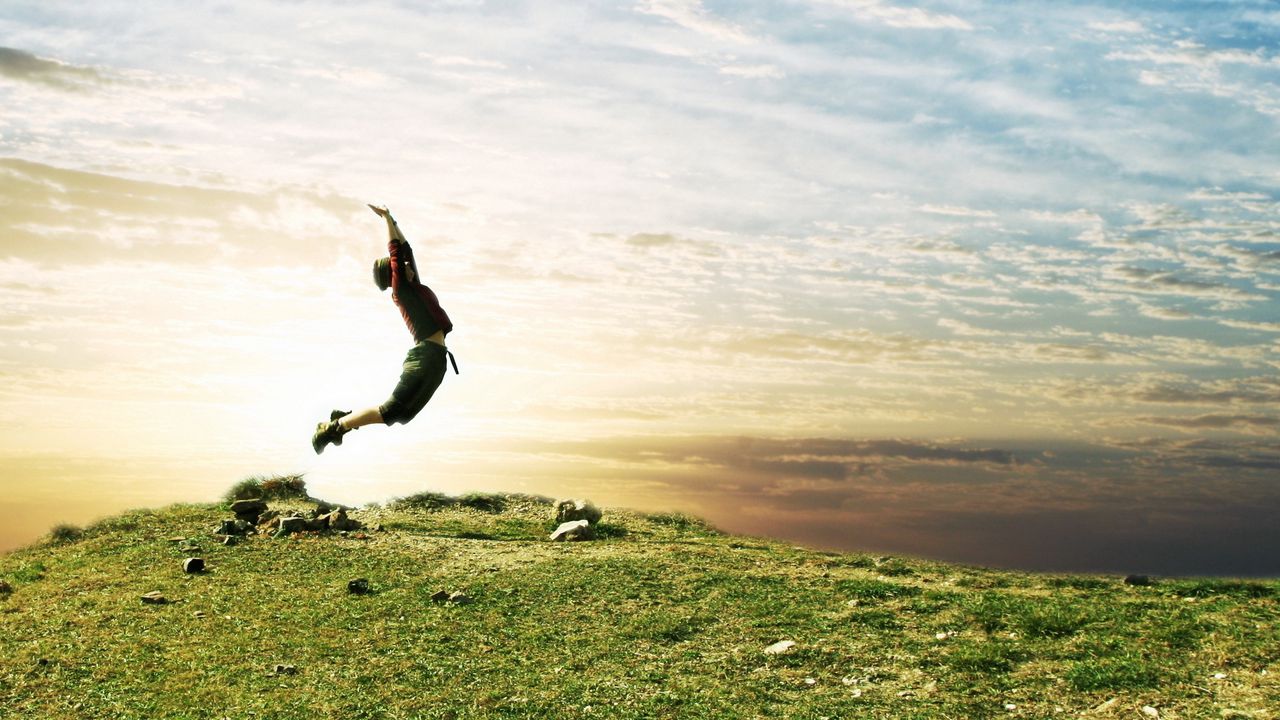 Обои прыжок, человек, поле, трава, небо, природа
