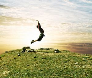 Превью обои прыжок, человек, поле, трава, небо, природа