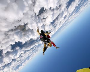 Превью обои прыжок, облака, небо, самолет, парашютисты