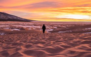 Превью обои пустыня, человек, одиночество, песок, природа