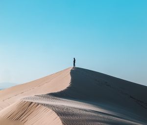 Превью обои пустыня, человек, одиночество, холм, песок