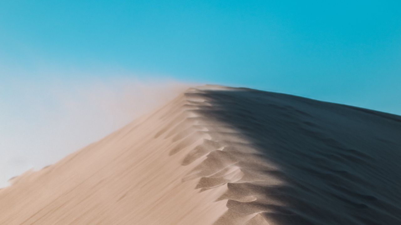 Обои пустыня, дюна, песок, следы