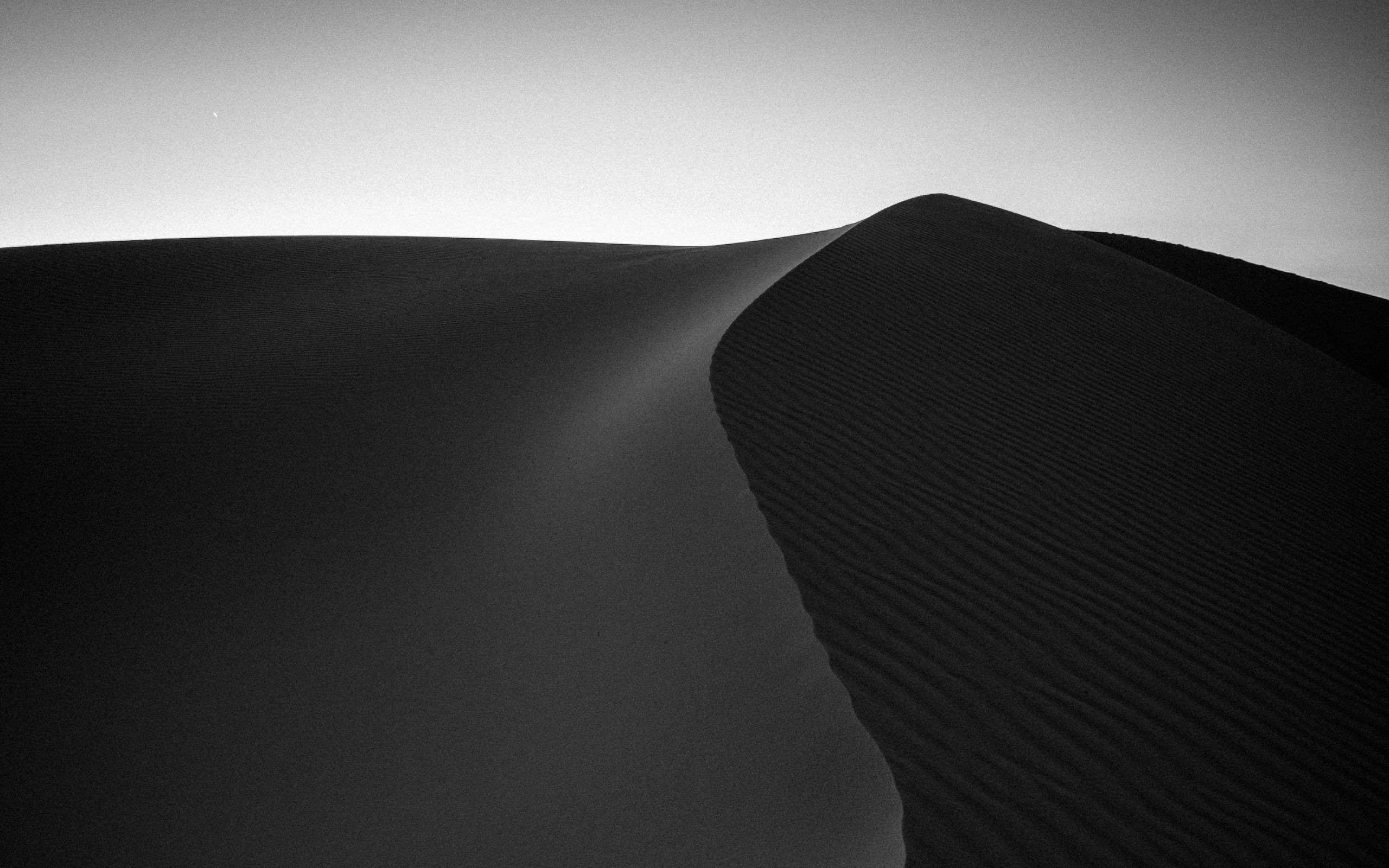 Пустыня с черным песком