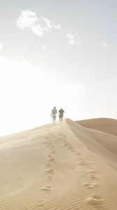 Превью обои пустыня, люди, песок, холмы, прогулка