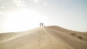 Превью обои пустыня, люди, песок, холмы, прогулка