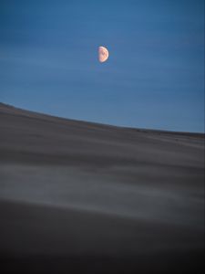 Превью обои пустыня, луна, ночь, сумерки