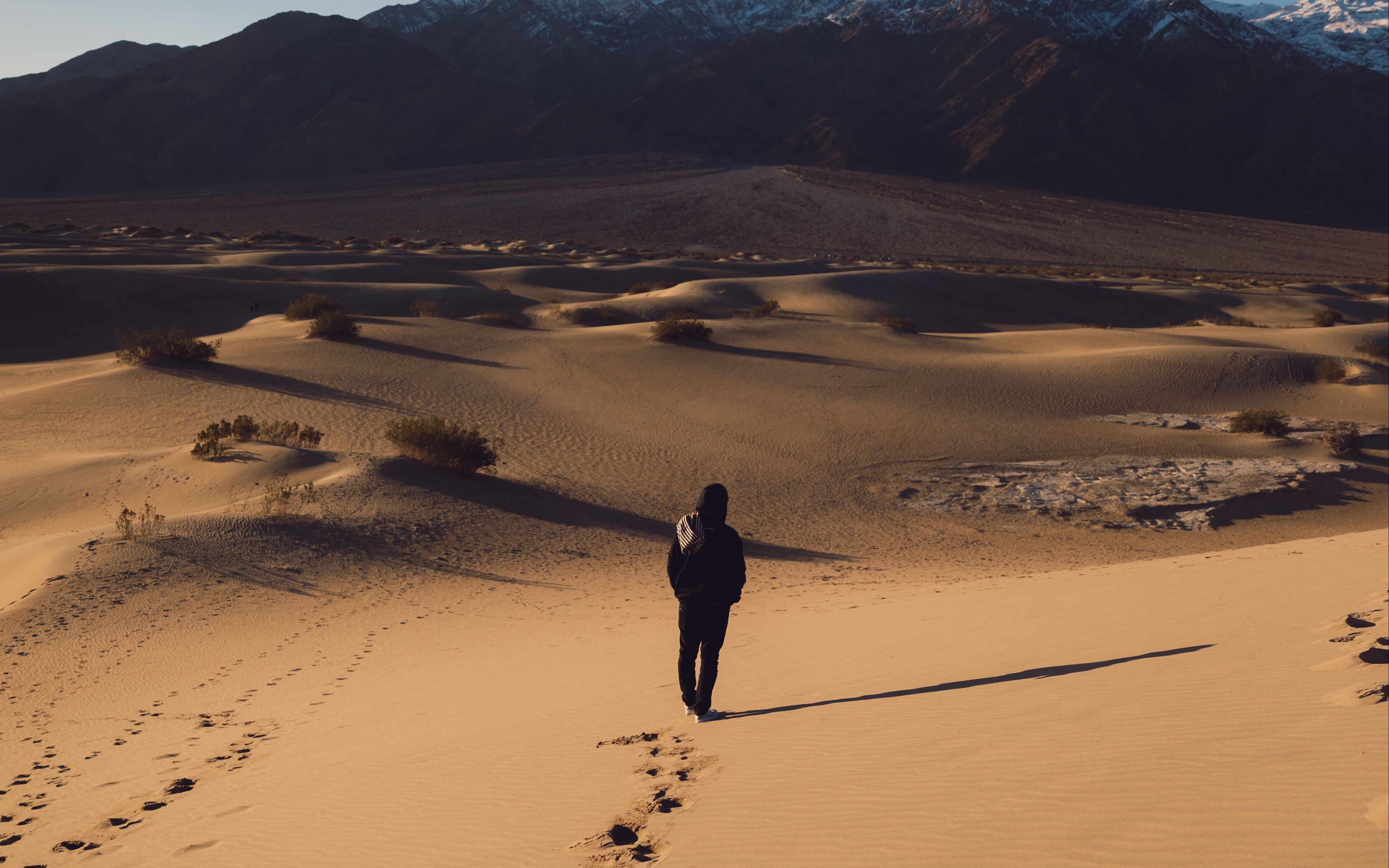 Человек один в пустыне