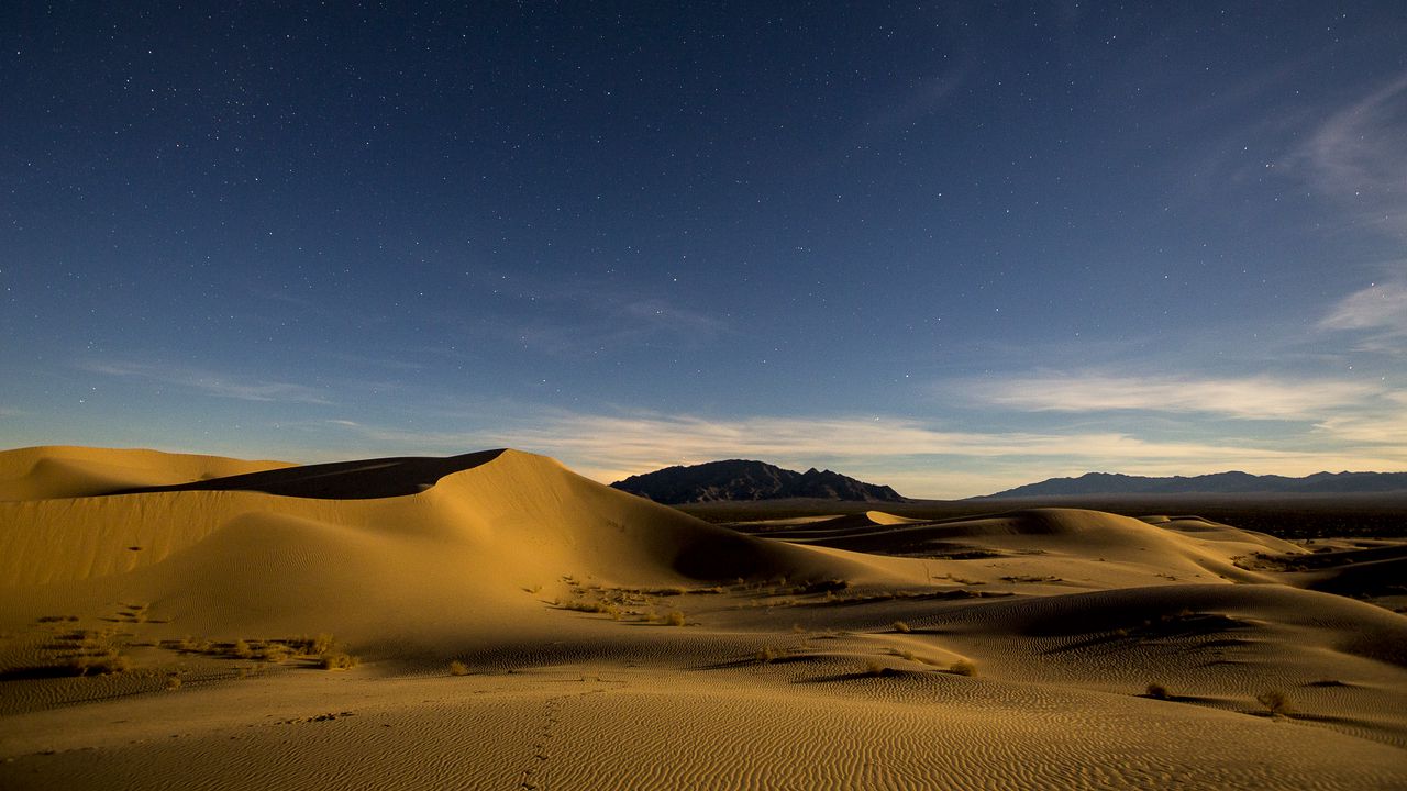 Обои пустыня, пески, дюны, звездное небо