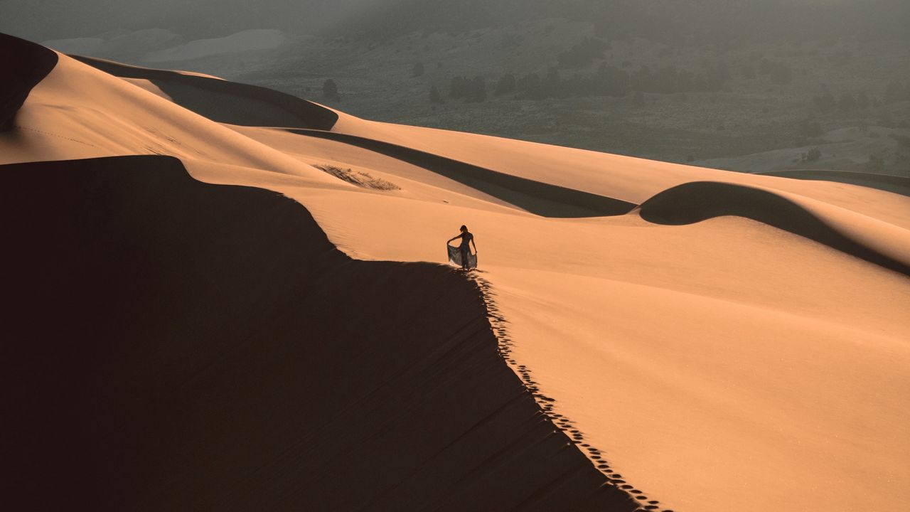 Обои пустыня, песок, дюна, человек, следы