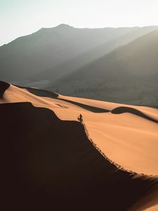 Превью обои пустыня, песок, дюна, человек, следы