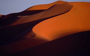 Превью обои пустыня, песок, дюны, горы, линии, тень, вечер