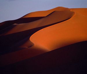 Превью обои пустыня, песок, дюны, горы, линии, тень, вечер
