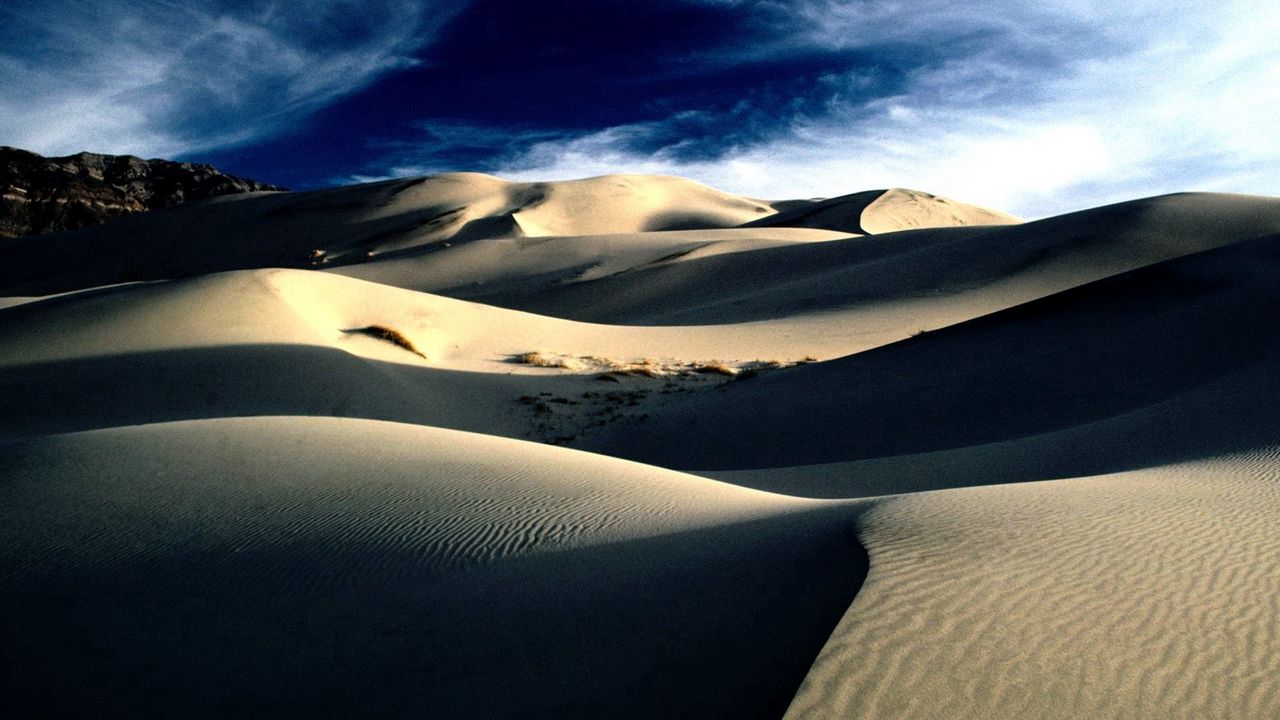 Обои пустыня, песок, дюны, тени, горы, линии, облака, небо