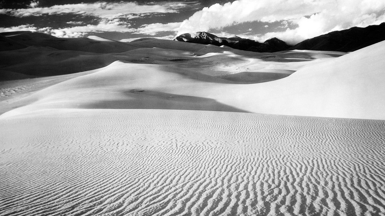 Обои пустыня, песок, дюны, линии, горы, черно-белые
