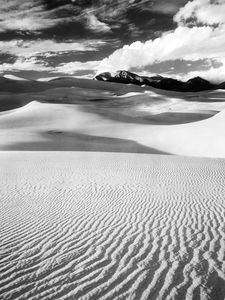Превью обои пустыня, песок, дюны, линии, горы, черно-белые