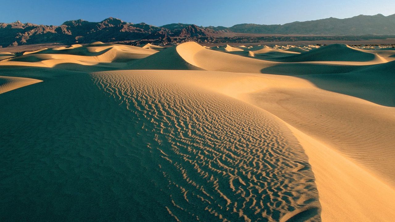 Обои пустыня, песок, дюны, горы, облака, небо, пустота