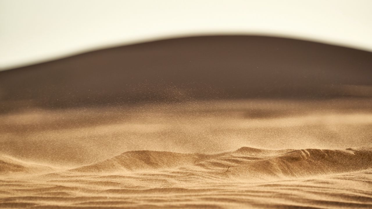 Обои пустыня, песок, холм, пыль, частицы