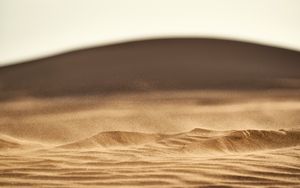 Превью обои пустыня, песок, холм, пыль, частицы