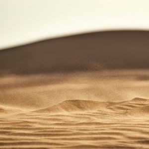Превью обои пустыня, песок, холм, пыль, частицы