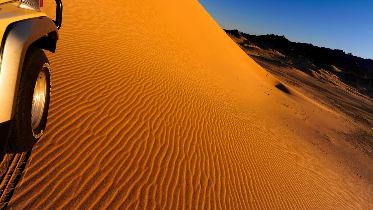 Обои пустыня, песок, колесо, зной