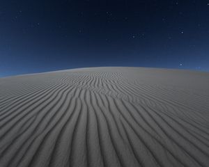 Превью обои пустыня, песок, ночь, звездное небо, светлый, волнистый