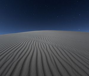 Превью обои пустыня, песок, ночь, звездное небо, светлый, волнистый