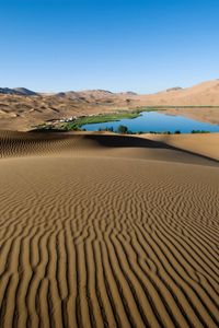 Превью обои пустыня, песок, узоры, линии, оазис, озеро, берега, растительность