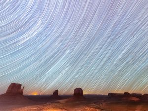 Превью обои пустыня, скалы, звездное небо, размытость, длинная выдержка