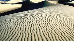 Превью обои пустыня, узоры, песок, линии, дюны, тени, горы