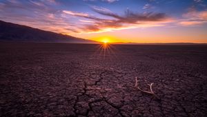 Превью обои пустыня, земля, трещины, рассвет