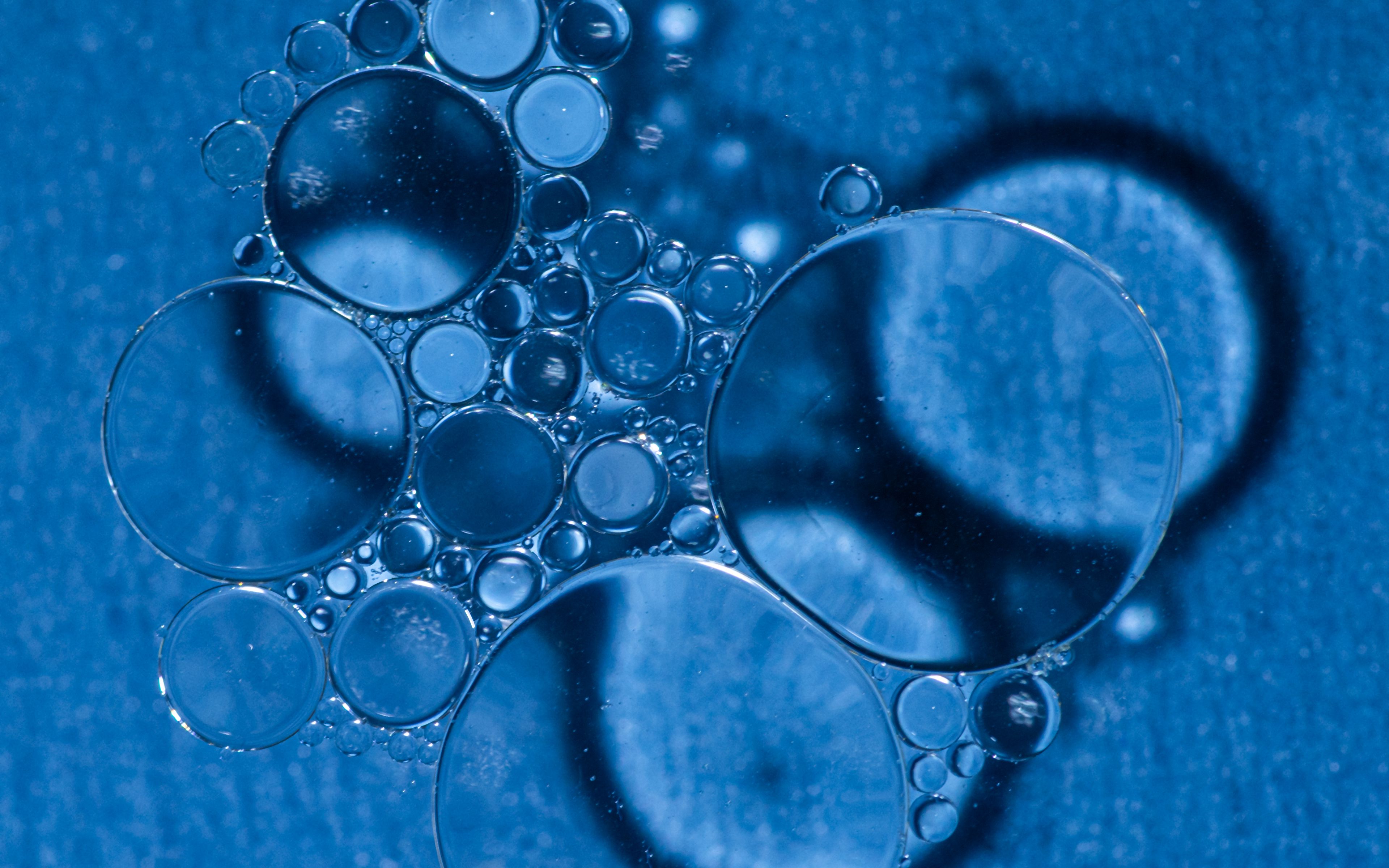 Почему в воде пузыри. Пузыри в воде. Обои на рабочий стол пузыри. Обои мыльные пузыри на стену. Голубые пузыри.