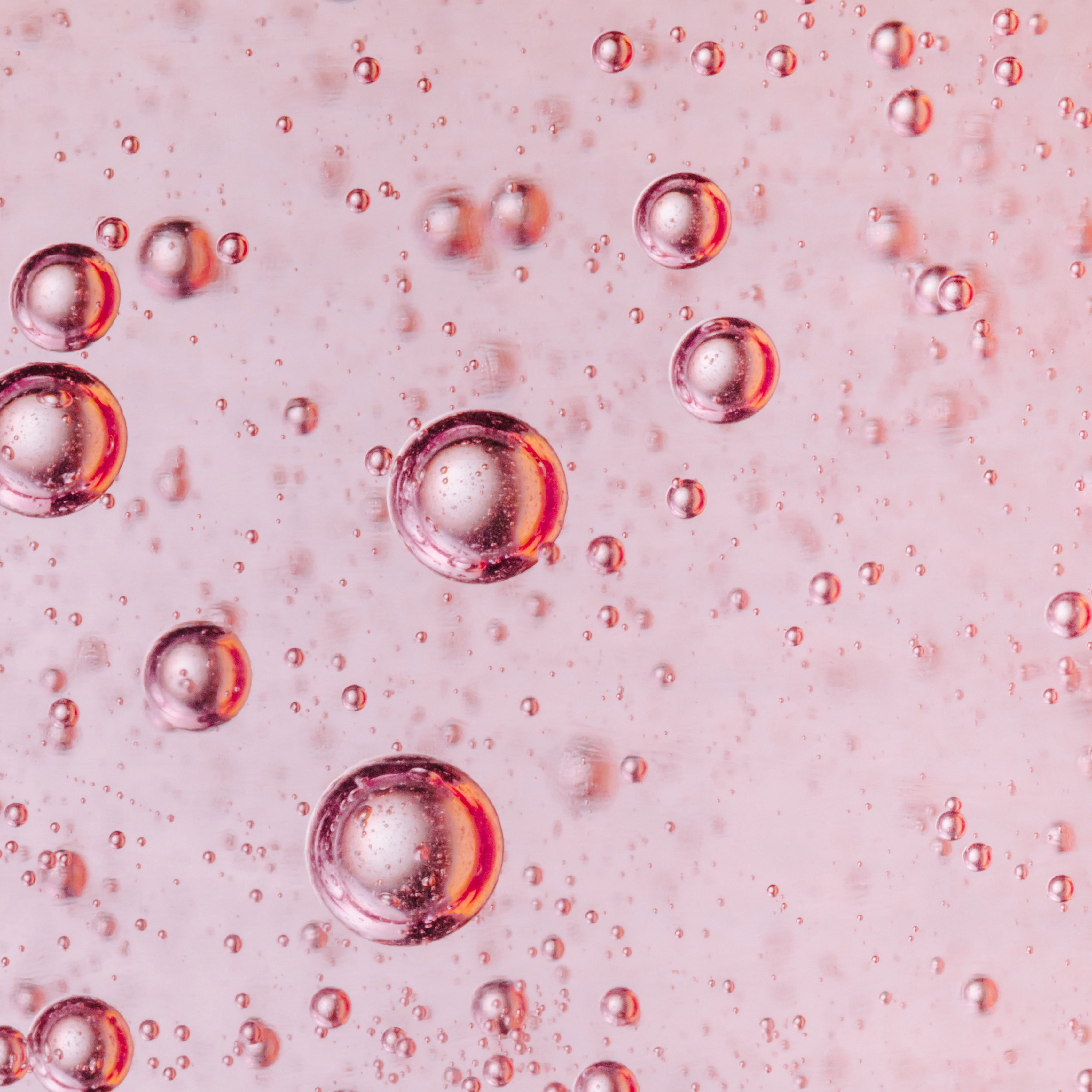 Почему в воде пузыри. Розовые пузыри. Розовая вода пузырьки макро. Пена пузыри розовый.