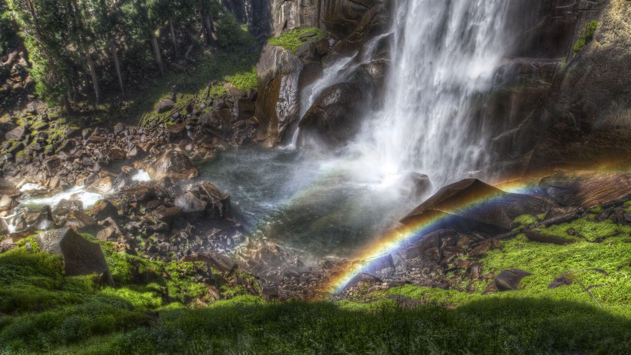 Обои радуга, водопад, струи, поток, сверху, камни, тень, влажность, цвета