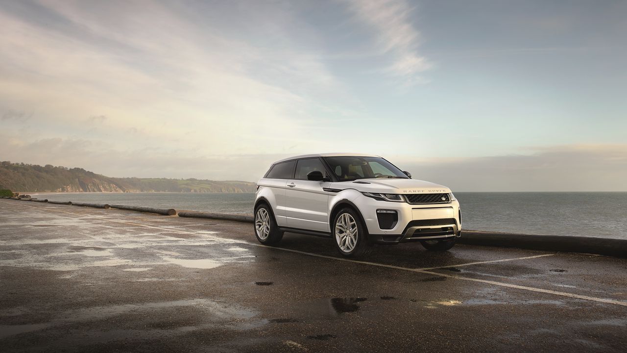 Обои range rover evoque, range rover, автомобиль, белый, вид спереди, набережная
