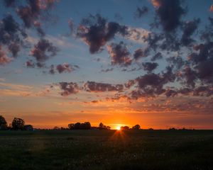 Превью обои рассвет, горизонт, поле, облака, утро, трава, небо