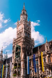 Превью обои ратуша, флаги, башня, часы, архитектура, облака