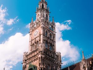 Превью обои ратуша, флаги, башня, часы, архитектура, облака