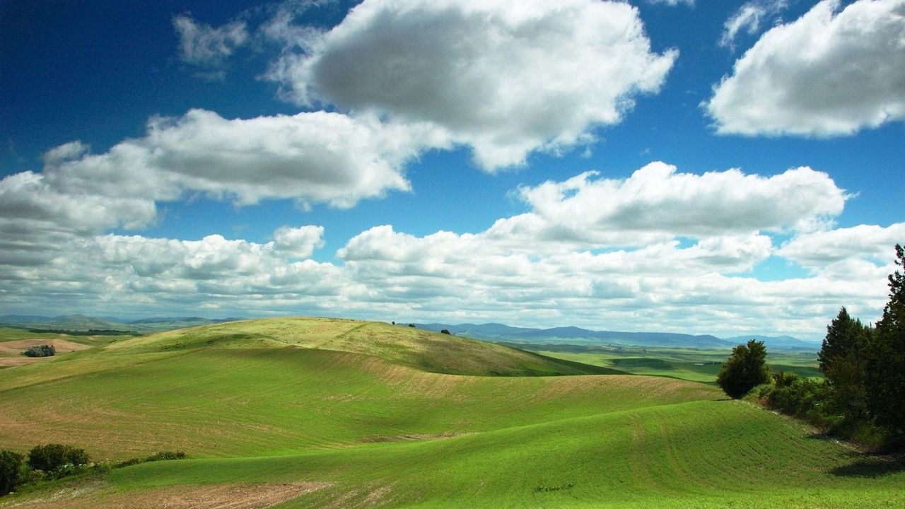 Обои равнина, зелень, облака, поля, спокойствие