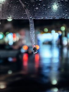Превью обои размытие, капля, вода, дождь, темнота