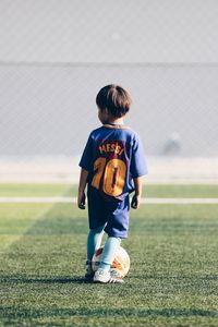 Превью обои ребенок, футболист, футбол, футболе поле, мяч, газон