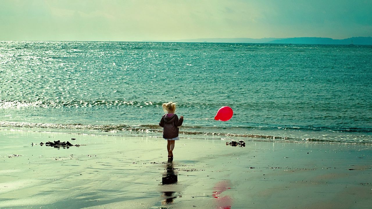 Обои ребенок, море, шарик, песок, прогулка